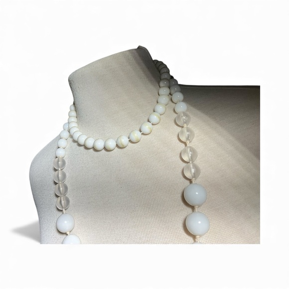 Two Vintage Necklaces White and Frosted Beads Unsigned - Picture 5 of 13